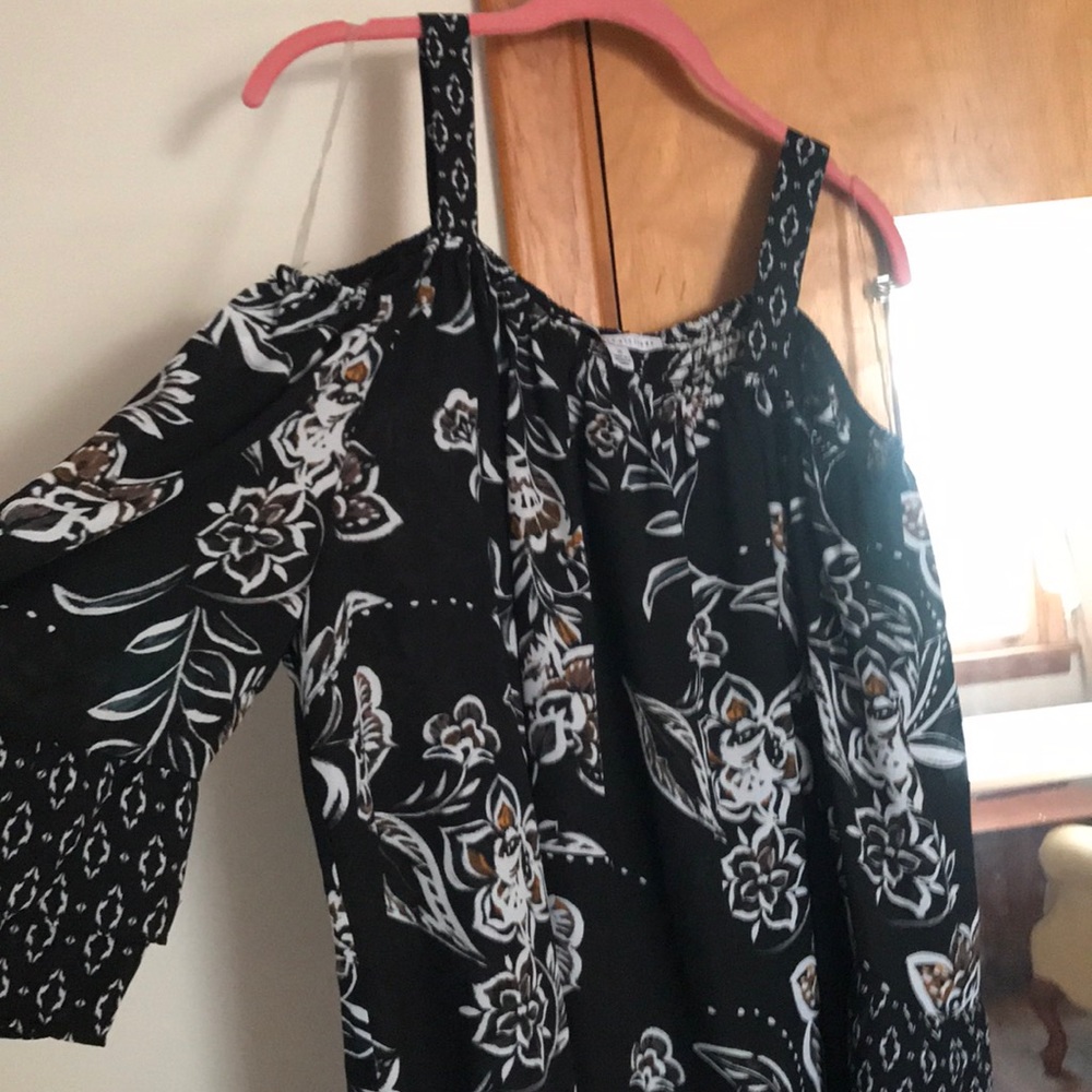 Cold shoulder print top size 2X never worn